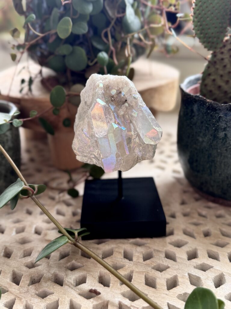 Angel aura bergkristal op standaard Medium